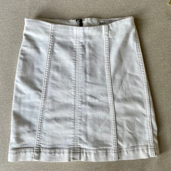 🛍️3/$10🛍️ Free People White Mini Skirt XS - Picture 8 of 8
